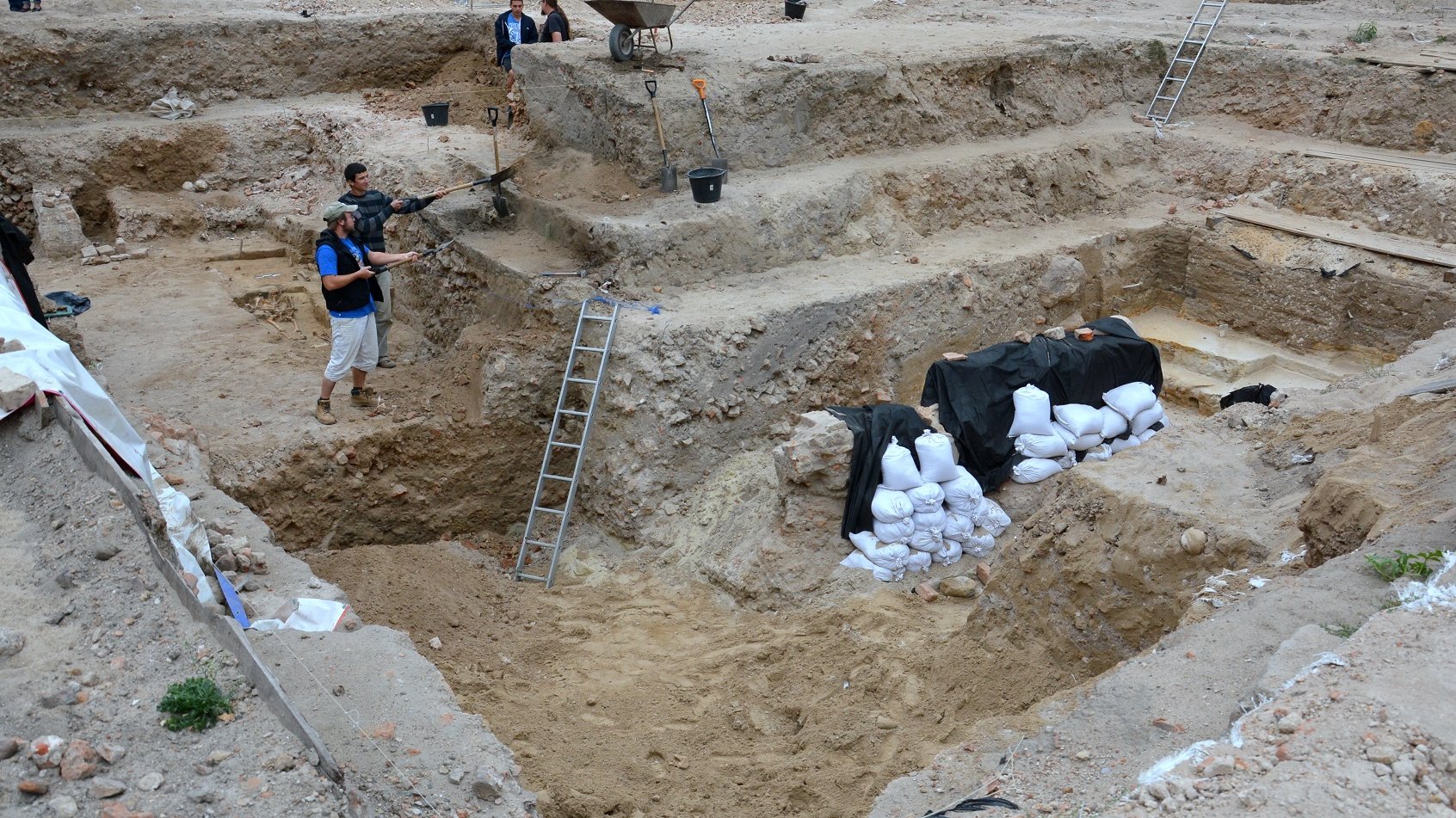 Archeolodzy pozostaną na placu Kolegiackim aż do rozstrzygnięcia przetargu na inwestycję