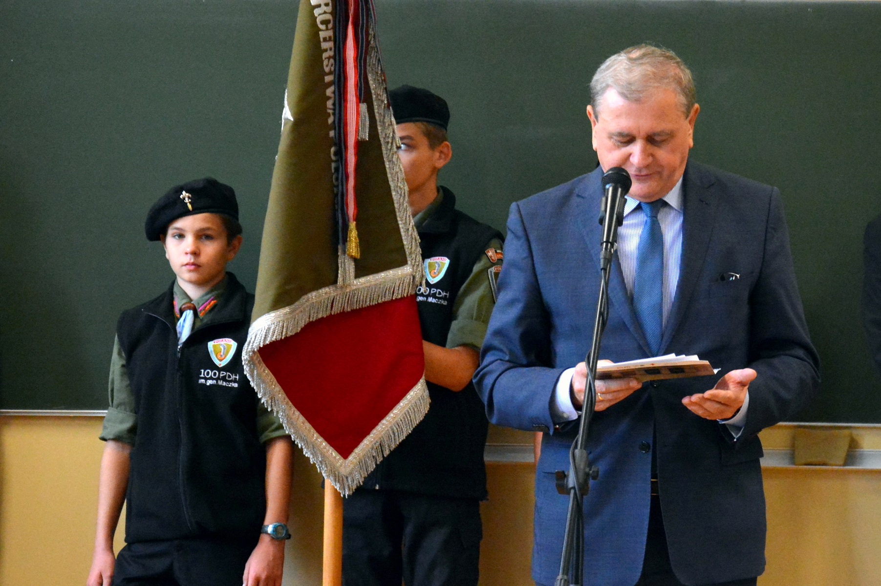 Uroczystości rozpoczęły się w Zespole Szkół Gimnazjalno-Licealnych - grafika artykułu