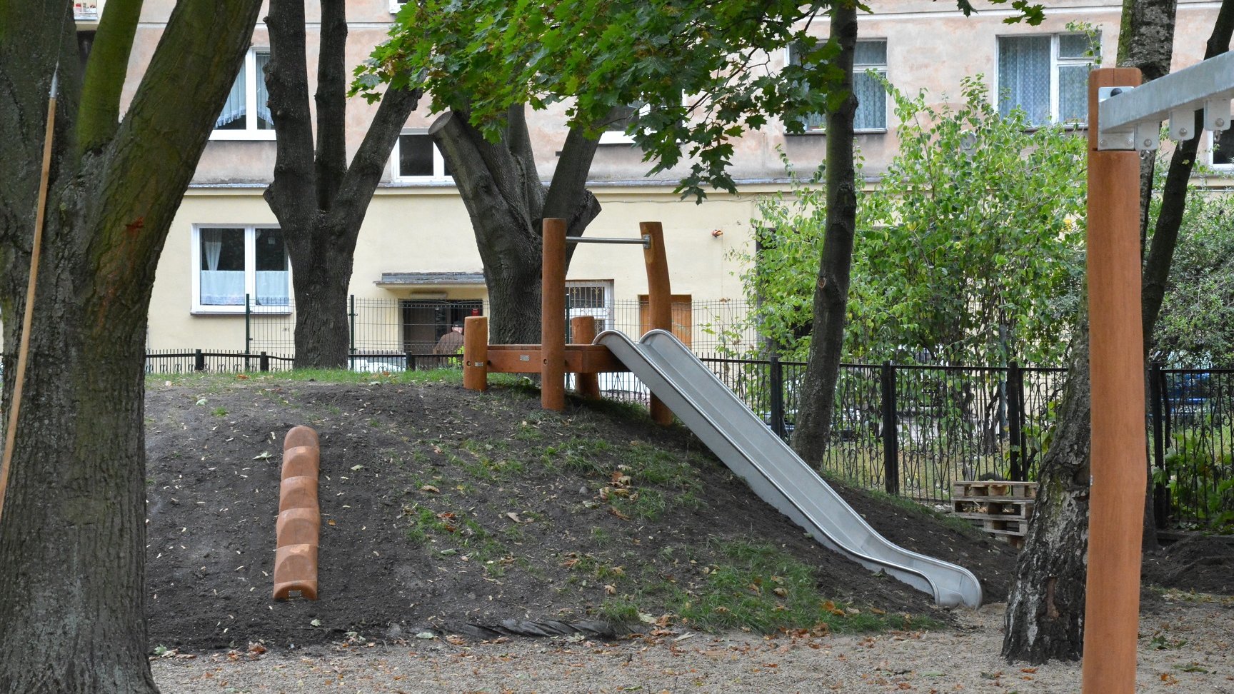 Pagórek z trapą i zjeżdżalnią w Przedszkolu nr 42