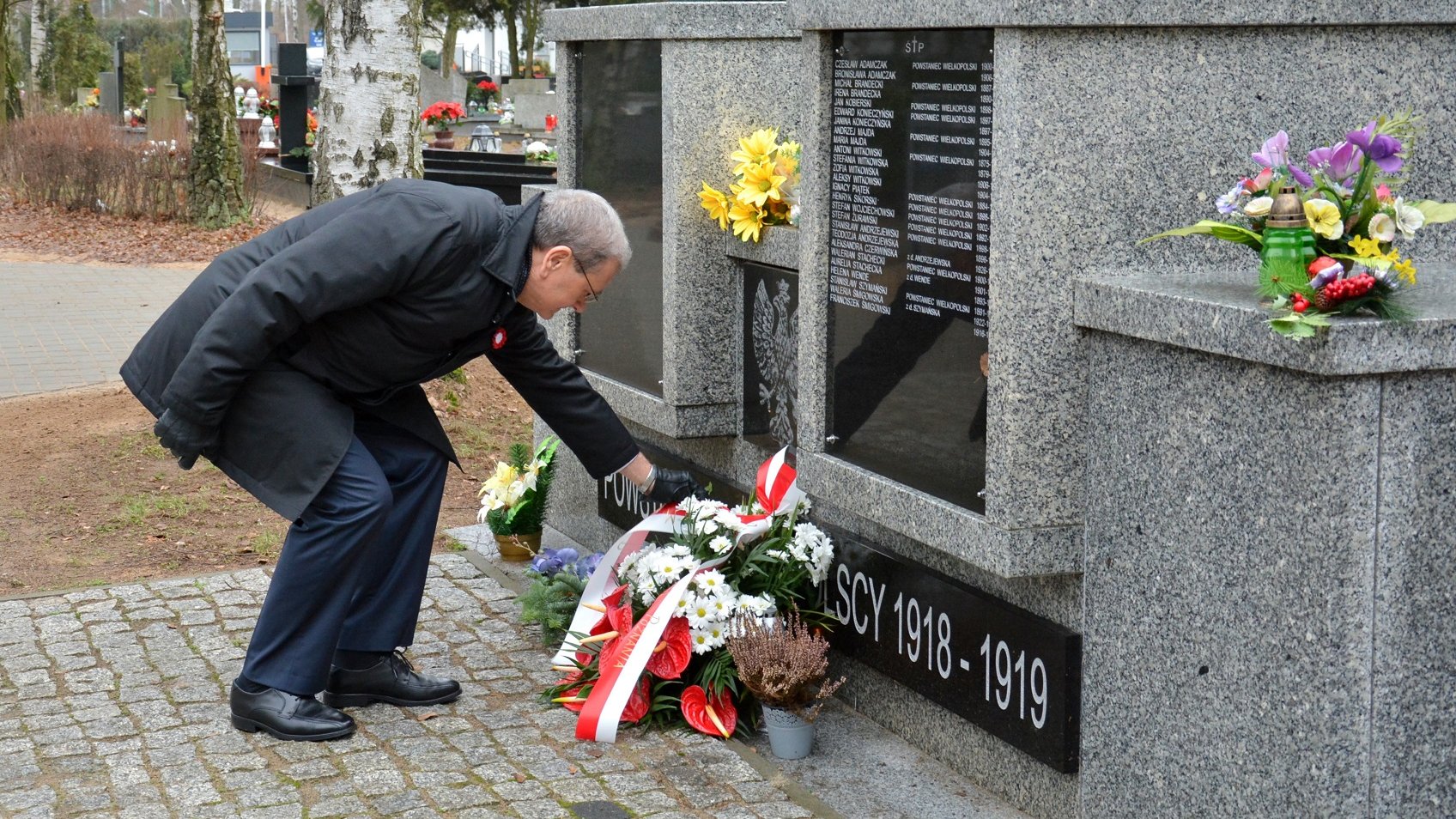 Sekretarz Miasta, Stanisław Tamm złożył w imieniu władz miasta kwiaty przed kolumbarium i kwaterą Powstańców Wielkopolskich na Cmentarzu Junikowskim