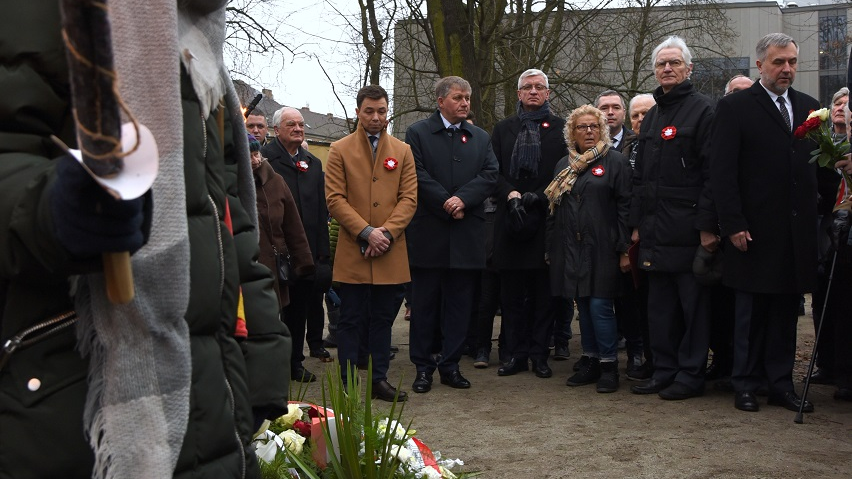 Władze miasta, powiatu i województwa złożyły kwiaty na Cmentarzu Zasłużonych Wielkopolan oraz pod tablicami pamiątkowymi dawnych bohaterów