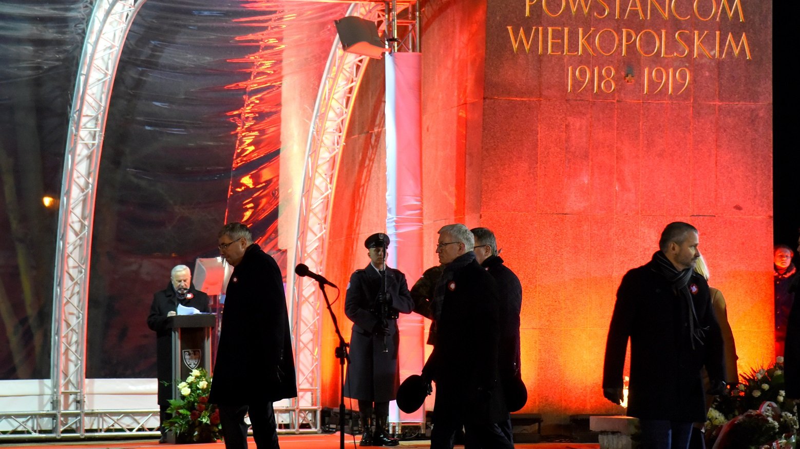 Główne uroczystości z okazji rocznicy zwycięskiego zrywu odbyły się przed pomnikiem Powstańców Wielkopolskich przy ul. Królowej Jadwigi