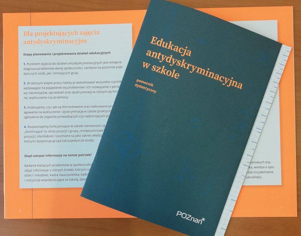 Zajęcia przeciwdziałania dyskryminacji i wykluczeniu to nie wszystko. Miasto Poznań wydało także pomocnik dydaktyczny dla nauczycieli - grafika artykułu