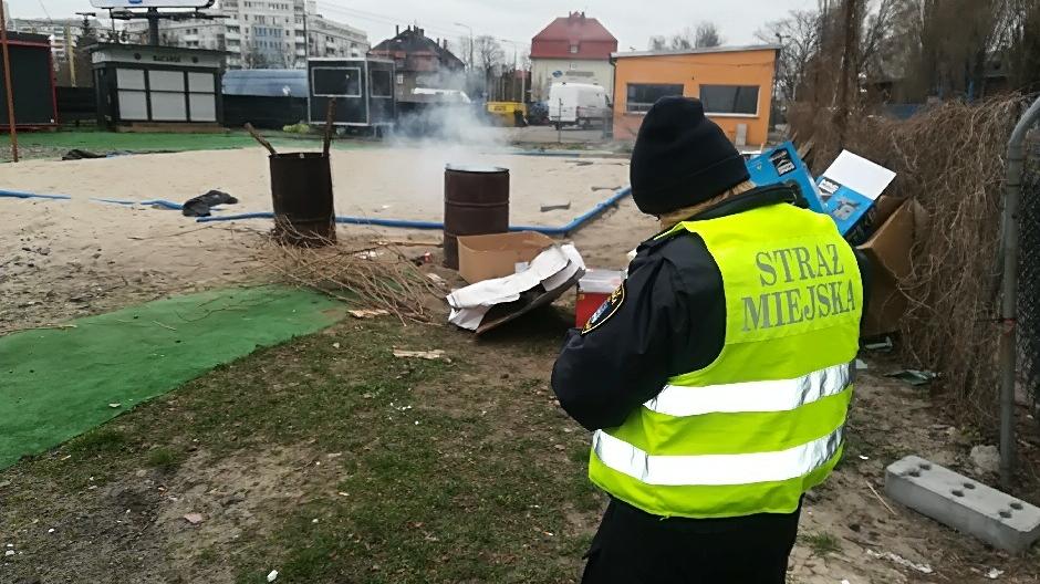 Interwencja strażników miejskich - spalanie odpadów/ fot. SM - grafika artykułu