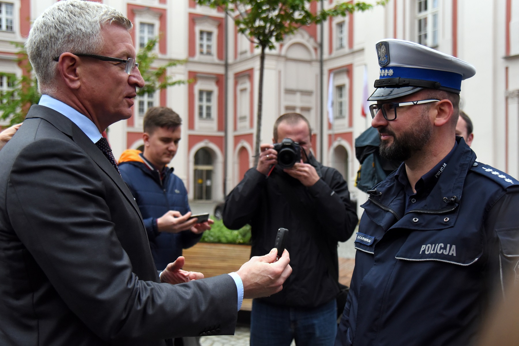 Nowy samochód Miasto Poznań dofinansowało kwotą 150 tys. zł, drugie tyle dołożyła Komenda Główna Policji - grafika artykułu