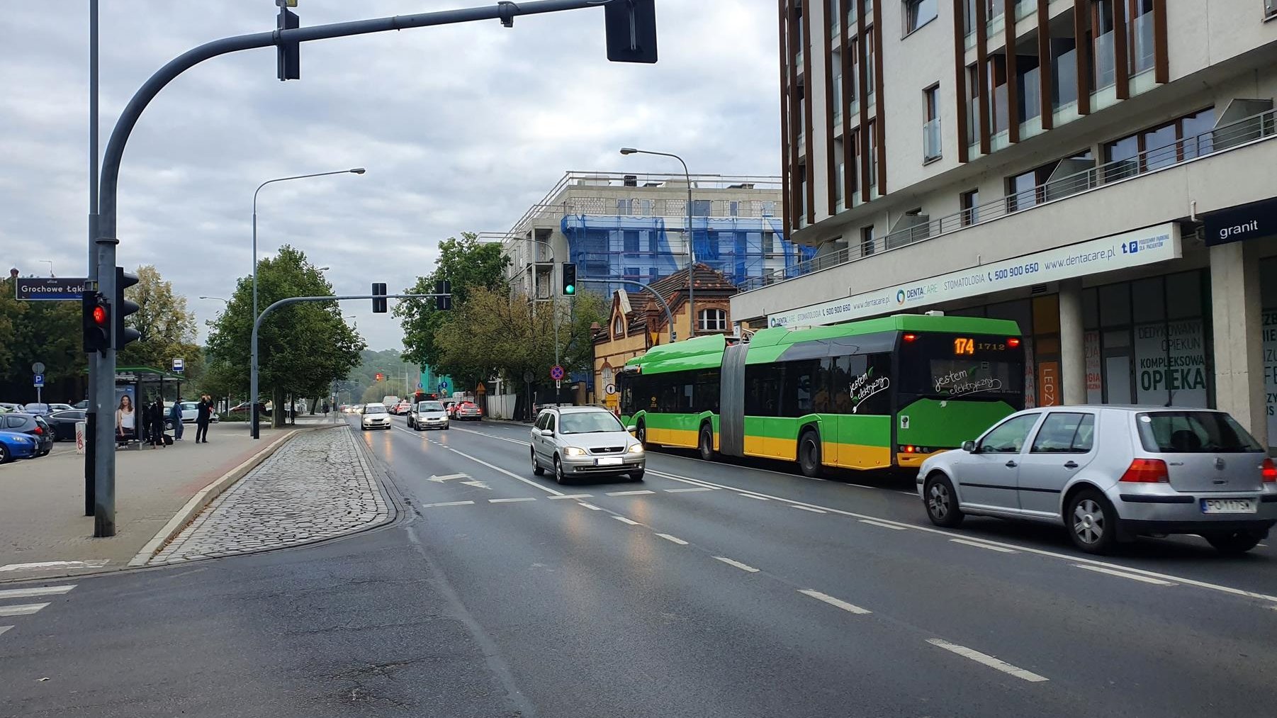 Ul. Garbary. Skrzyżowani z ulicami Grochowe Łąki i Szyperską. Widać samochody jadące w obie strony i autobus przed sygnalizacją świetlną