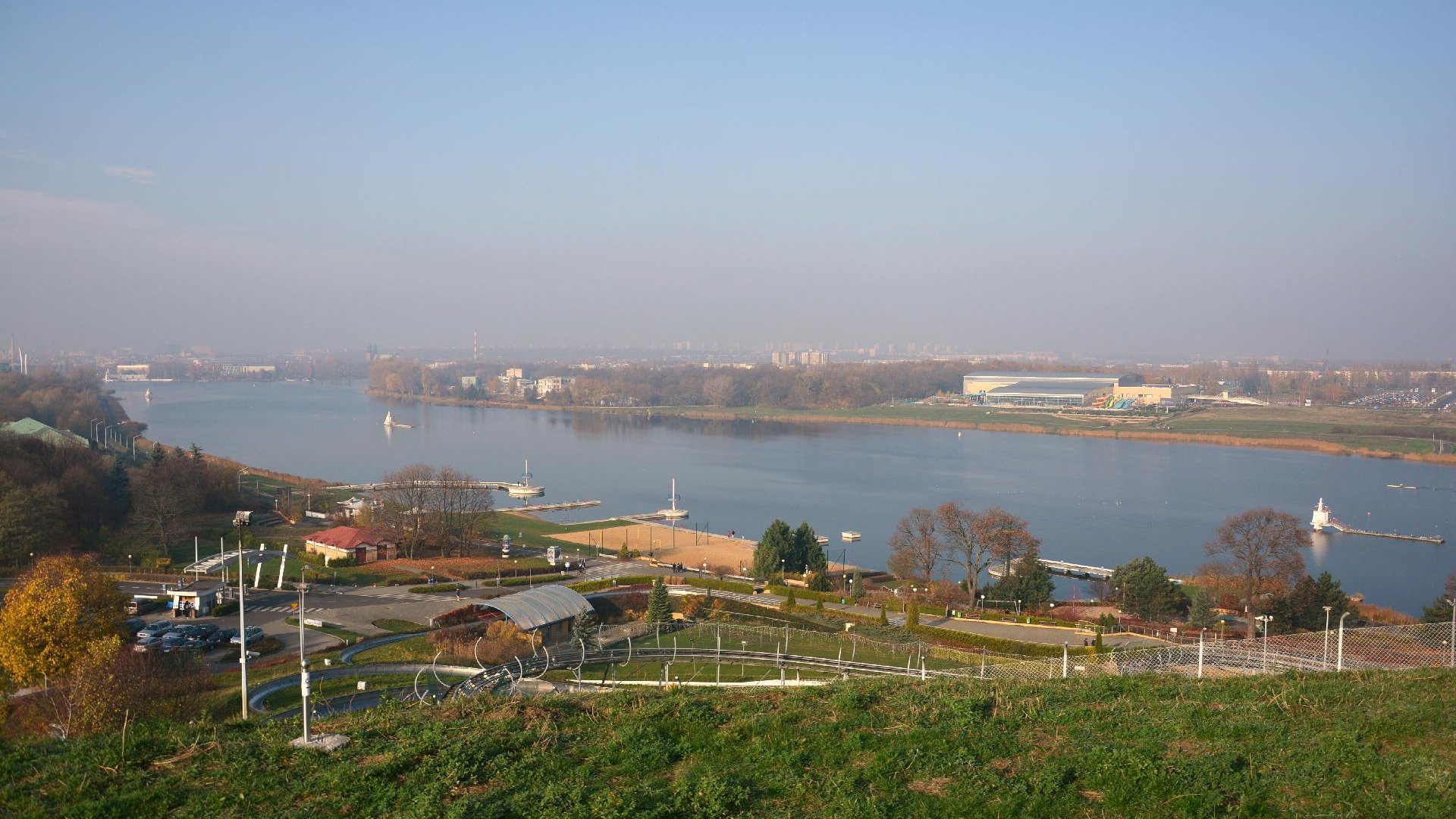 Z Kopca Wolności rozciąga się piękny widok na jezioro Maltańskie