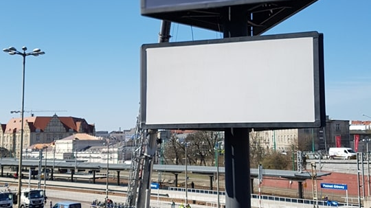 Z Poznania znikają nielegalne reklamy.