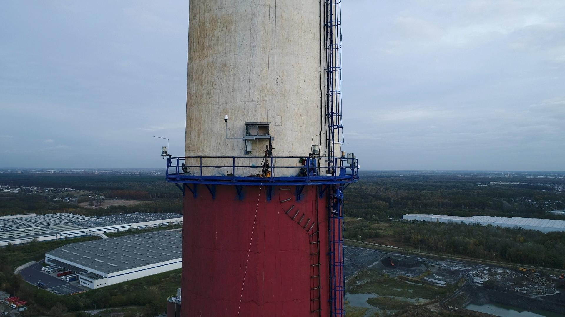 Na kominie elektrociepłowni Karolin zamontowano platformę lęgową. Obecnie wykorzystują ją para sokołów wędrownych, które odchowują cztery zdrowe młode/ fot. Veolia Energia Poznań