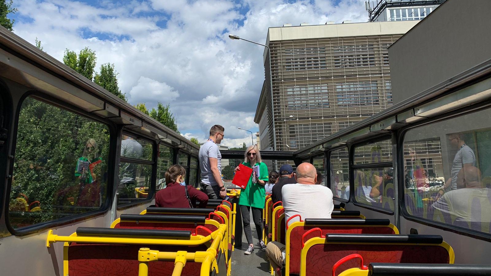 Na zdjęciu pokazano górne piętro, turystycznego autobusu. Na zamontowanych tam fotelach siedzą ludzie