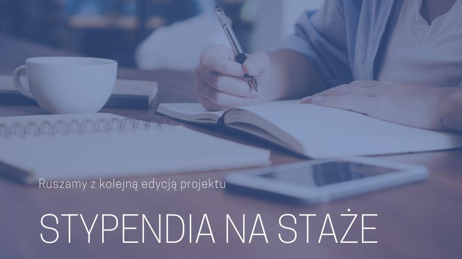 Na zdjęciu znajduje się informacja o kolejnej edycji programu stypendialnego. W tle widać ręce osoby piszącej w zeszycie, notes, filiżankę oraz telefon - grafika artykułu