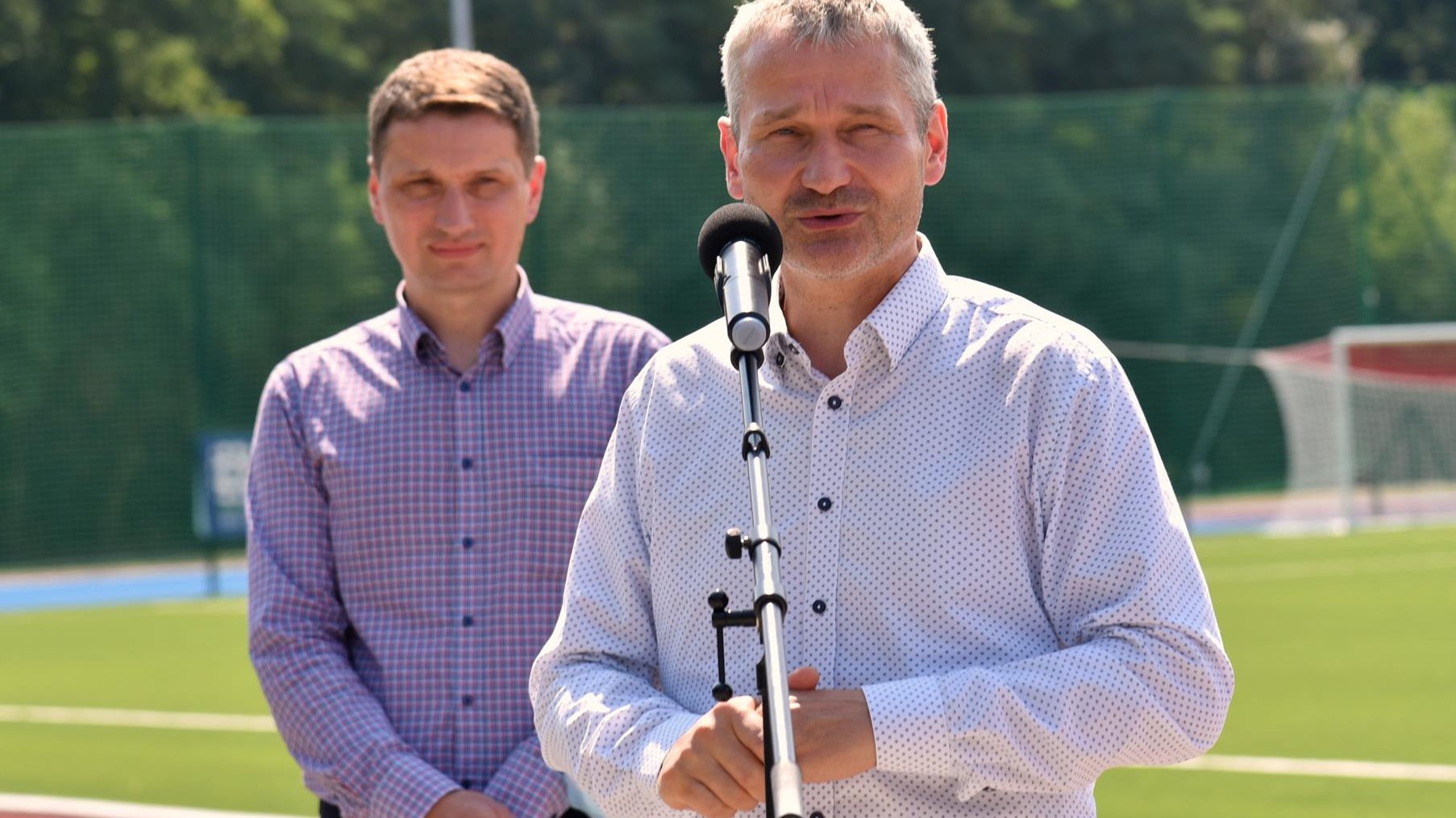 Na zdjęciu znajduje się zastępca prezydenta, Jędrzej Solarski i Grzegorz Bubula - wiceprezes spółki Poznańskie Inwestycje Miejskie podczas konferencji prasowej na stadionie na Golęcinie