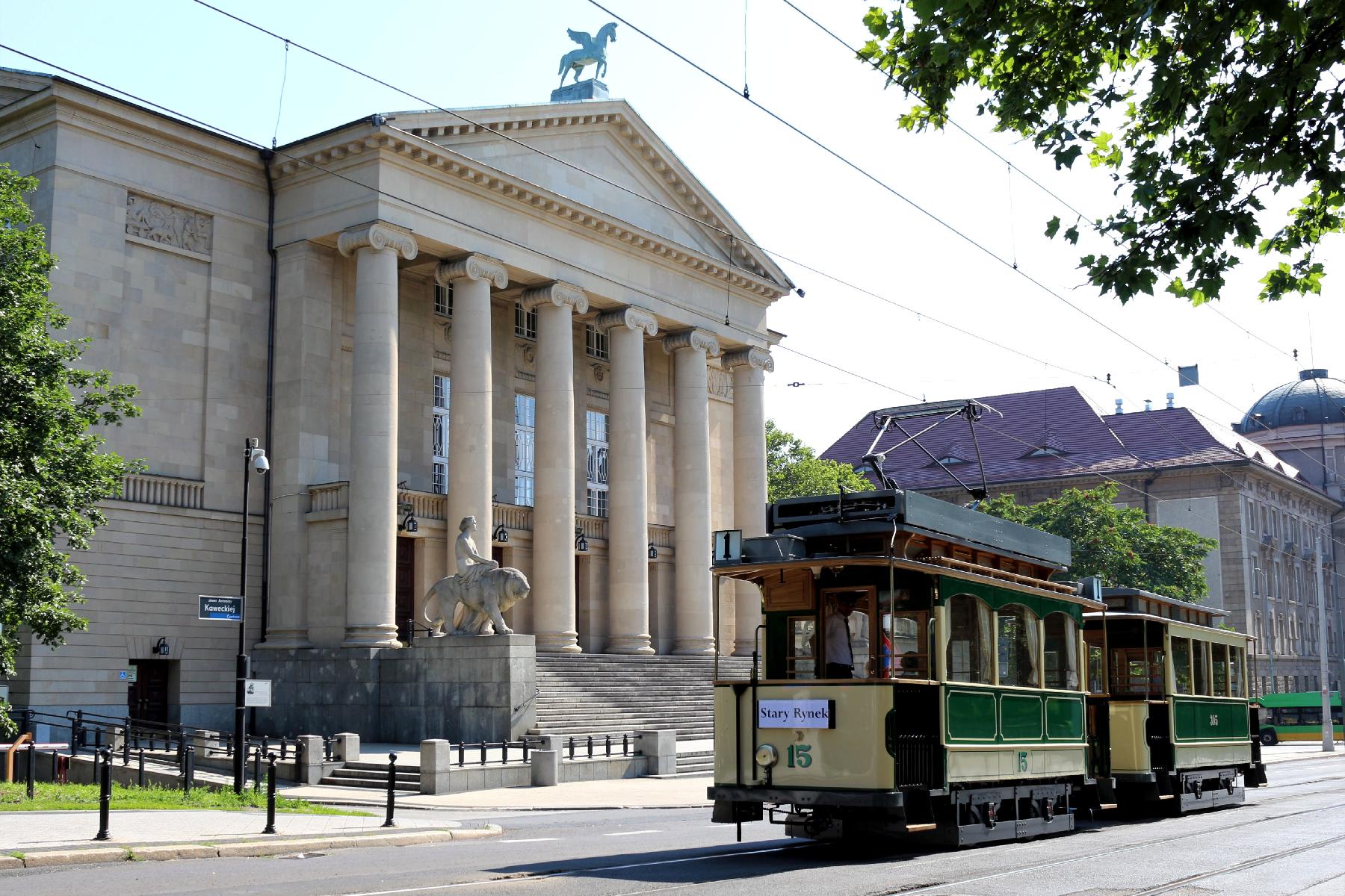 Na pierwszym planie widać historyczny tramwaj jadący ul. Fredry. W tle znajduje się budynek opery, fot. MPK. - grafika artykułu
