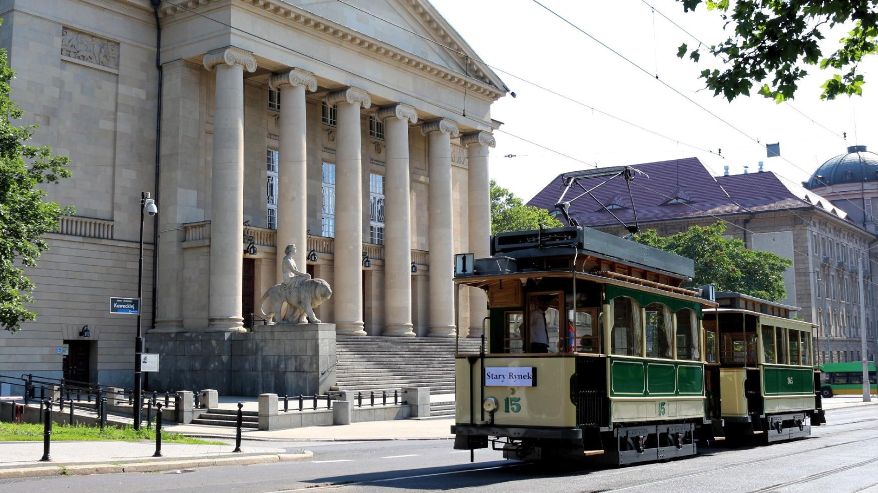 Na pierwszym planie widać historyczny tramwaj jadący ul. Fredry. W tle znajduje się budynek opery, fot. MPK.