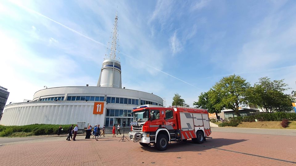 Zdjęcie przestawia wóz straży pożarnej. W tle pawilon Międzynarodowych Targów Poznańskich, fot. MTP. - grafika artykułu