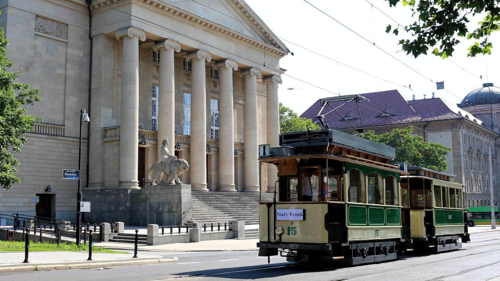 Na pierwszym planie widac historyczny tramwaj jadacy ul. Fredry w tle znajduje sie budynek opery, fot. mpk. - grafika artykułu