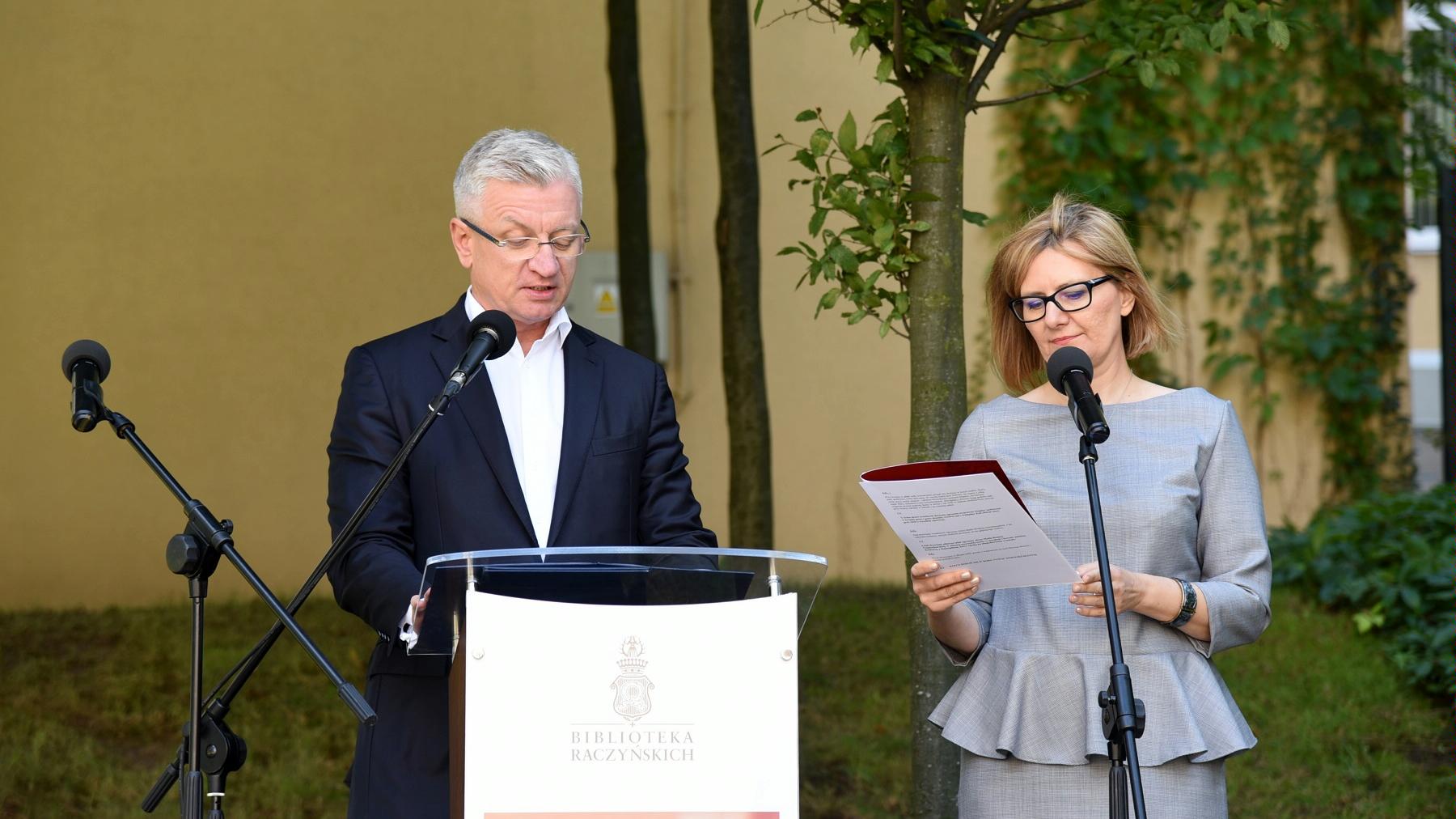 Na zdjęciu znajduje się prezydent Poznania Jacek Jaśkowiak i dyrektorka Biblioteki Raczyńskich, Anna Gruszecka - grafika artykułu