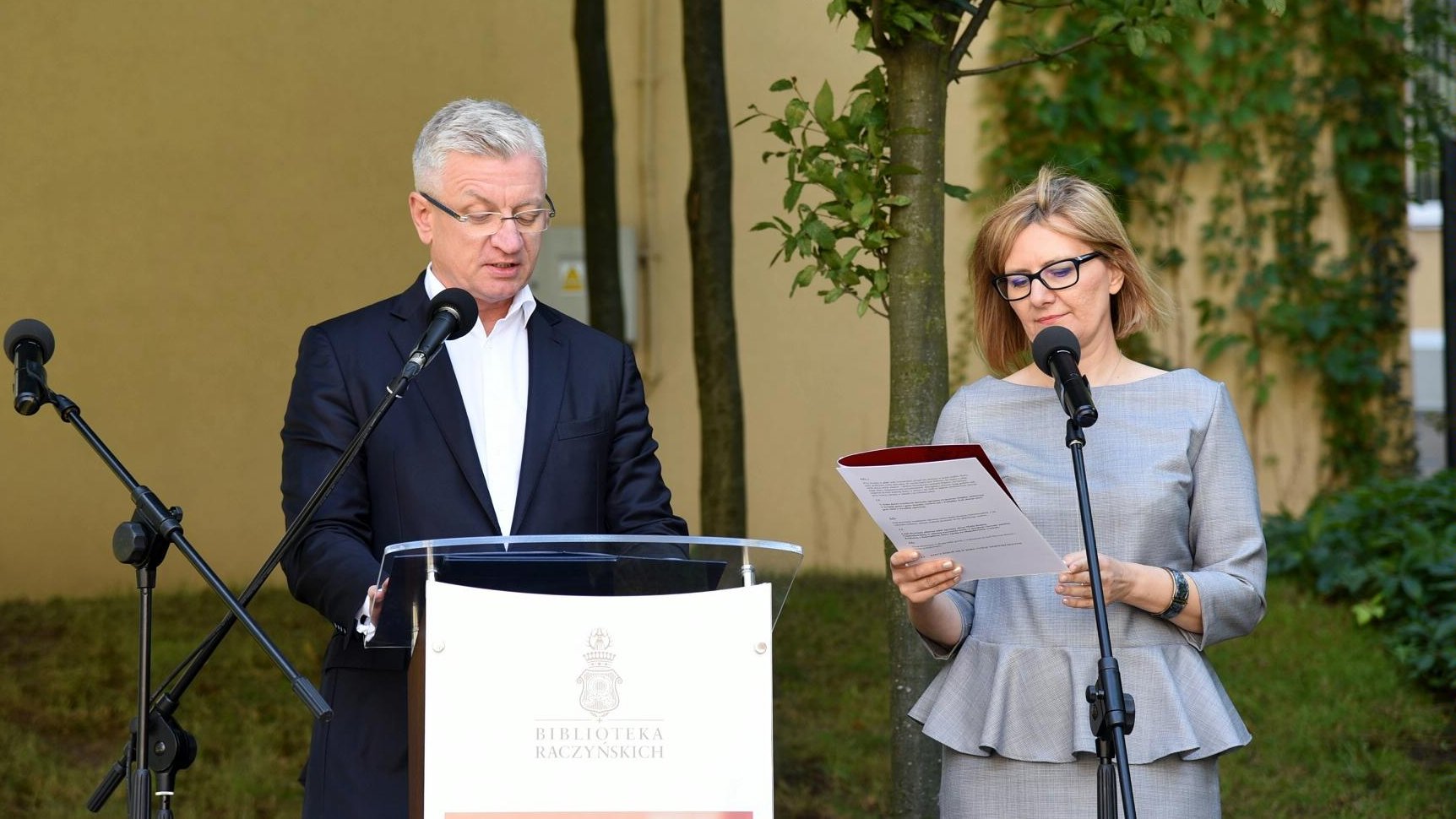 Na zdjęciu znajduje się prezydent Poznania Jacek Jaśkowiak i dyrektorka Biblioteki Raczyńskich, Anna Gruszecka