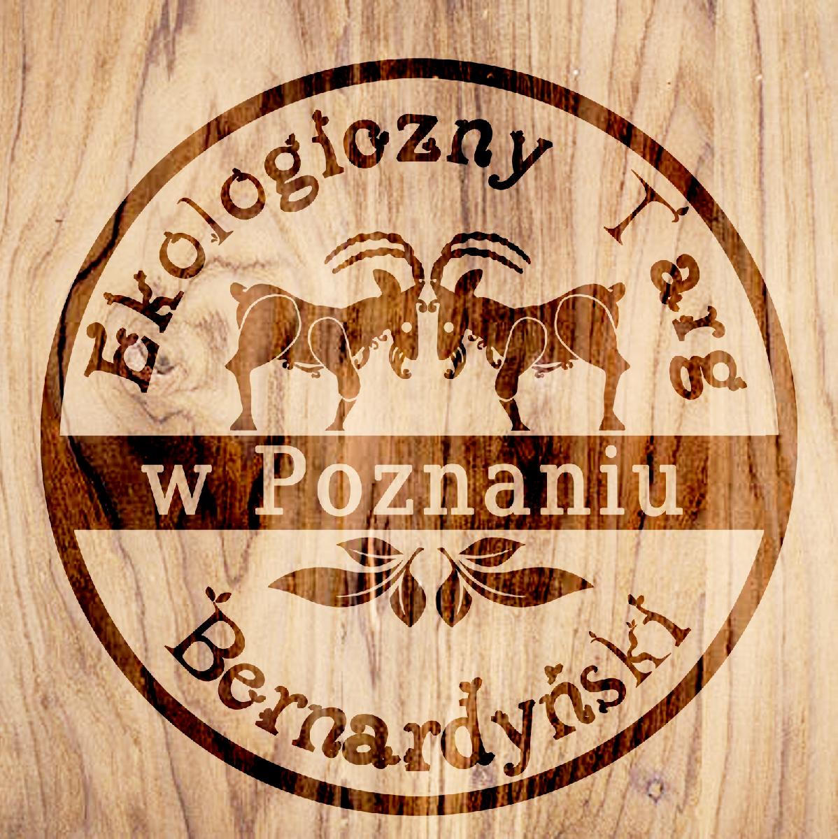 Logo imprezy. Widać na nim rysunek koła, a w nim trykające się koziołki oraz napis Ekologiczny Targ Bernardyński. Obrazek wygląda jakby był namalowany na drewnie. - grafika artykułu