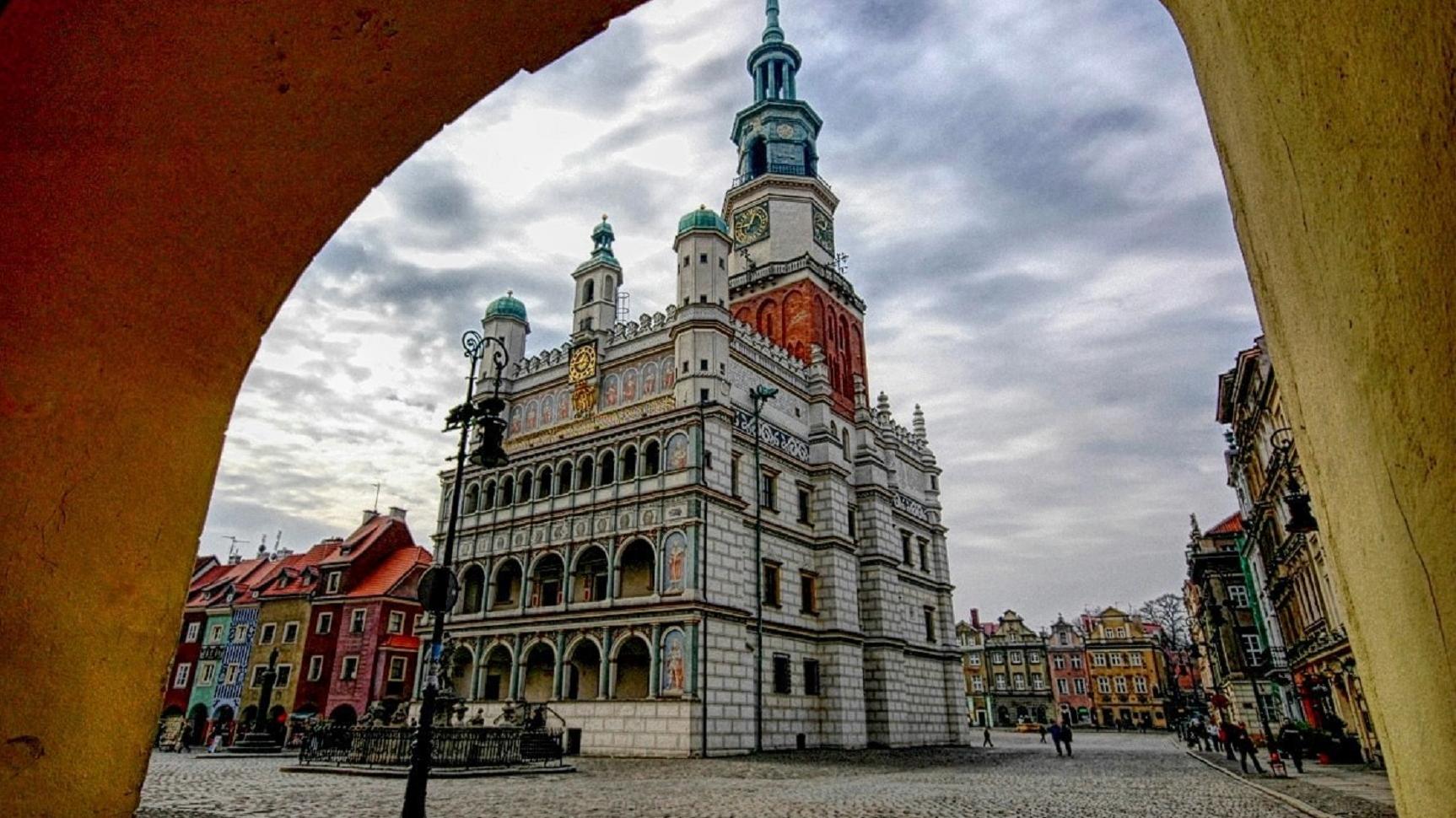 Zdjęcie przedstawia poznański Ratusz na Starym Rynku, widziany spod arkady. - grafika artykułu