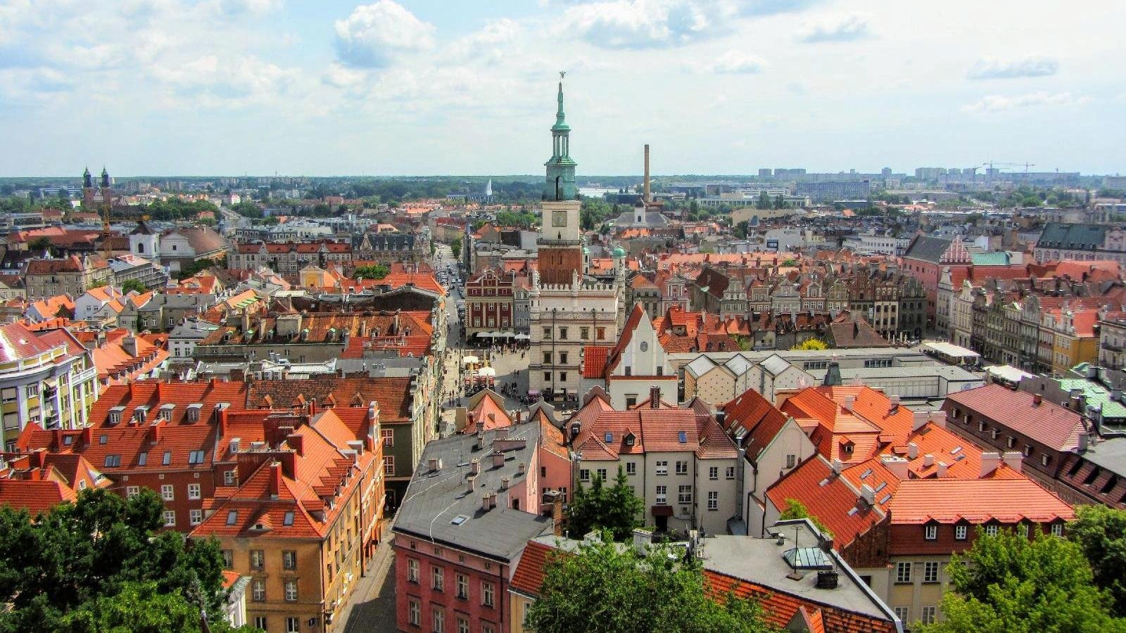 Zdjęcie przedstawia poznańskie Stare Miasto z lotu ptaka, w centrum znajduje się Ratusz