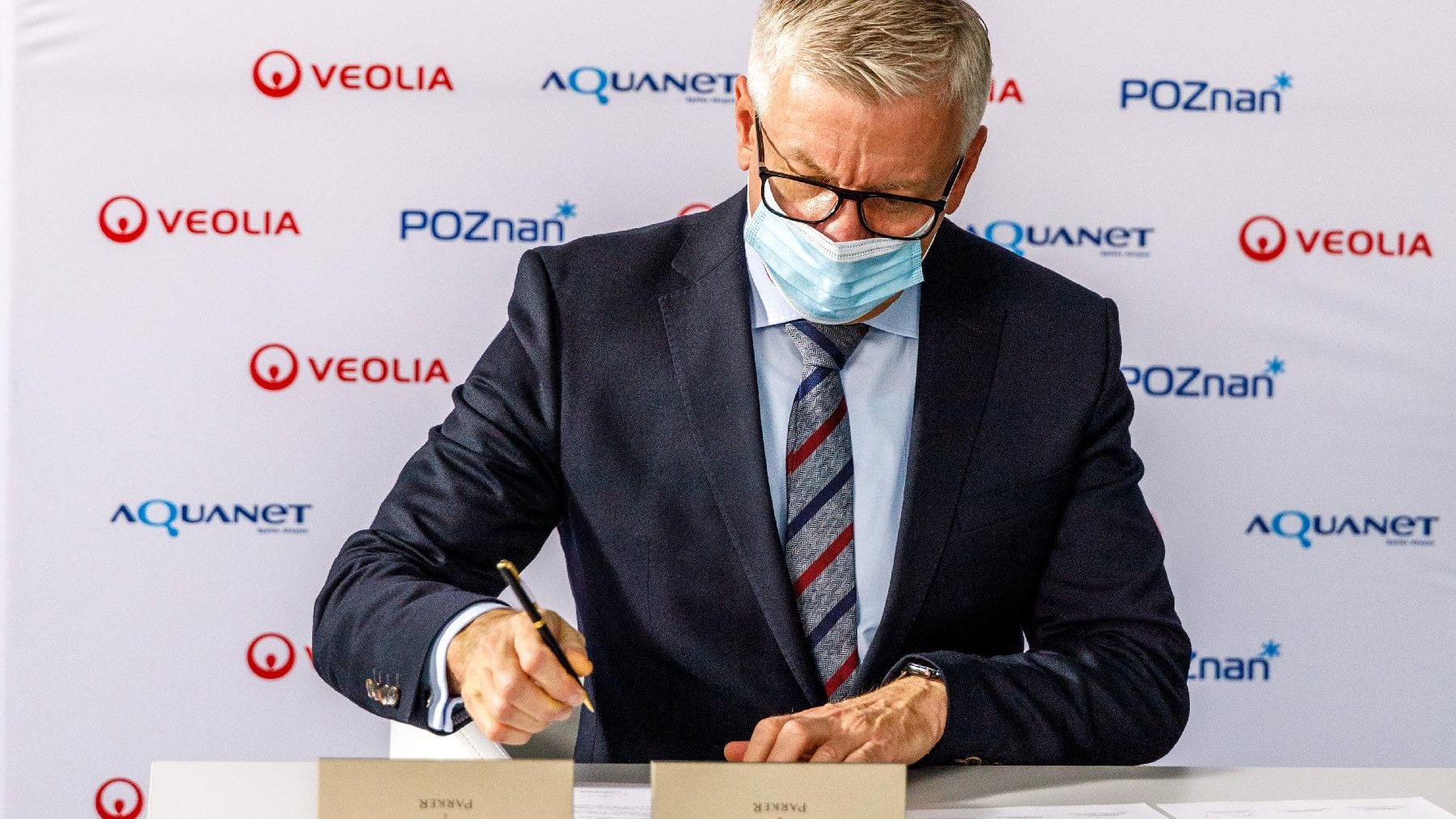 Prezydent Poznania Jacek Jaśkowiak podpisuje list intencyjny.