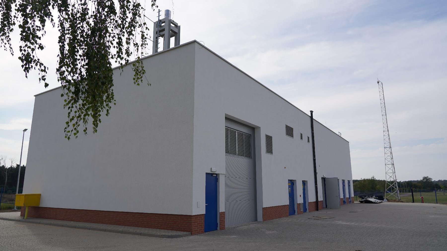 Zdjęcie przedstawia budynek, w którym mieści się instalacja w Szlachęcinie.