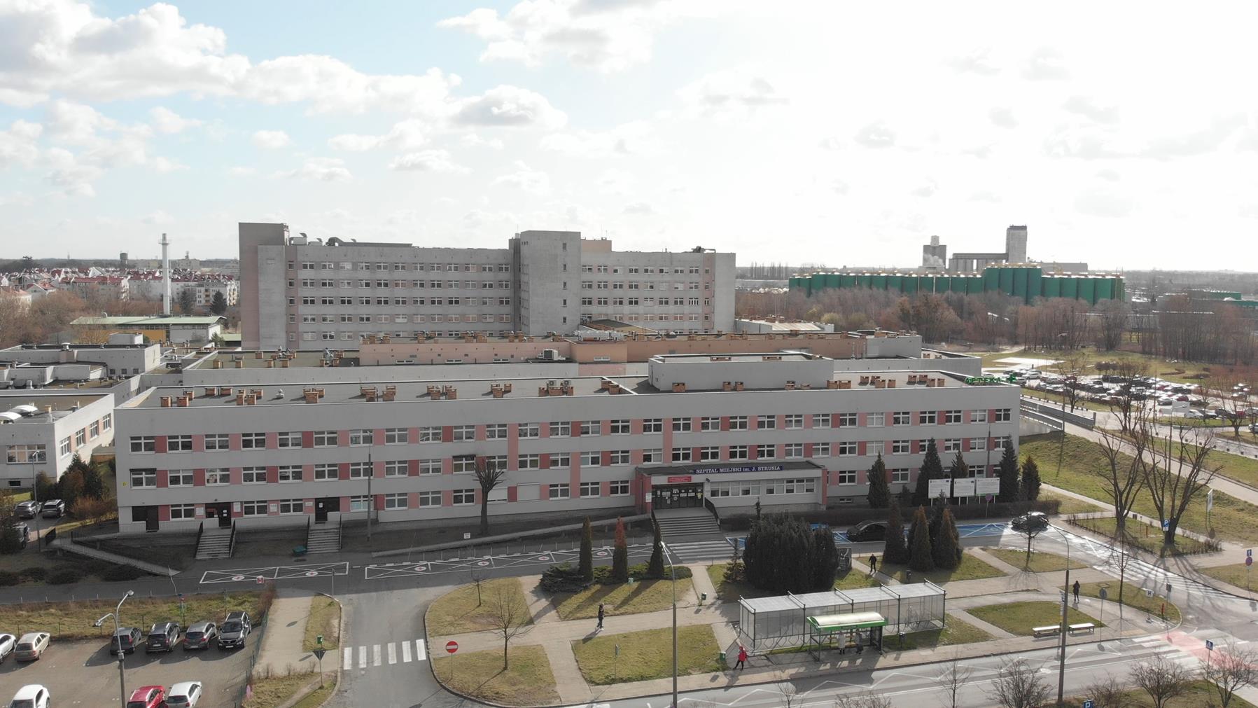 Widok z lotu ptaka na budynek szpitala im. J. Strusia, na pierwszym planie izba przyjęć - grafika artykułu