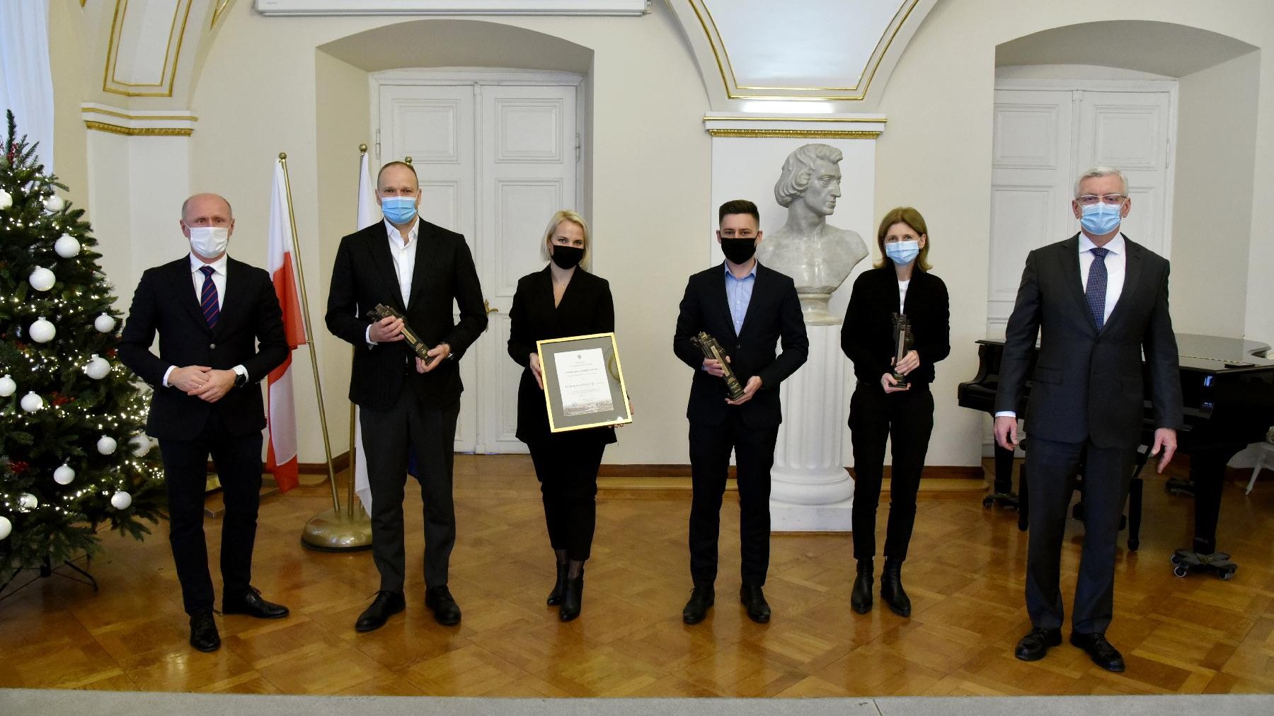 Laureaci trzeciej odsłony konkursu Architectus civitatis nostrae. W dloniach trzymają dyplomy i statuetki.