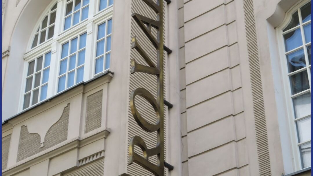 Zdjęcie przedstawia napis umieszczony na budynku, w którym znajduje się restauracja Browaria.