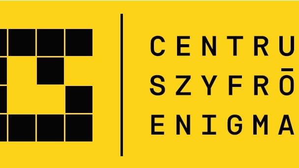 Logotyp Centrum Szyfrów Enigma. Składa się on z dwóch elementów - symbolu i typografii. Po lewej składający się z kwadratów piktogram, który układa się w skrót "CS". Obok prezentowany jest napis - "CENTRUM SZYFRÓW ENIGMA". Napisy i logo w kolorze czarrnym, tło żółte.