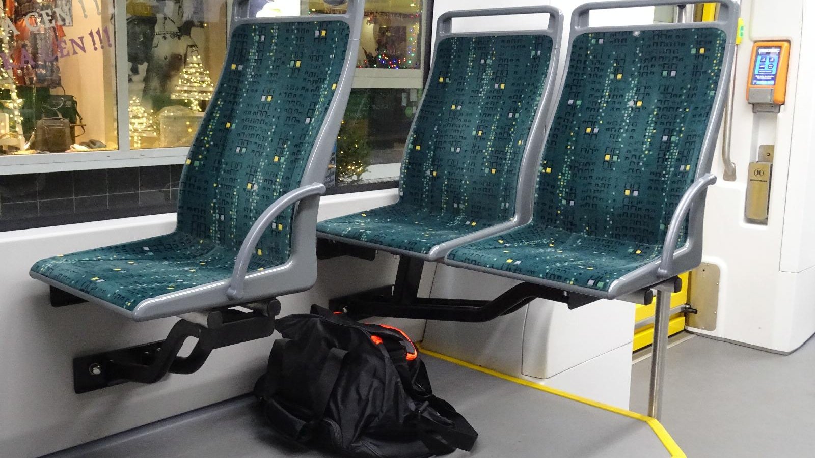Torba zostawiona w tramwaju między siedzeniami