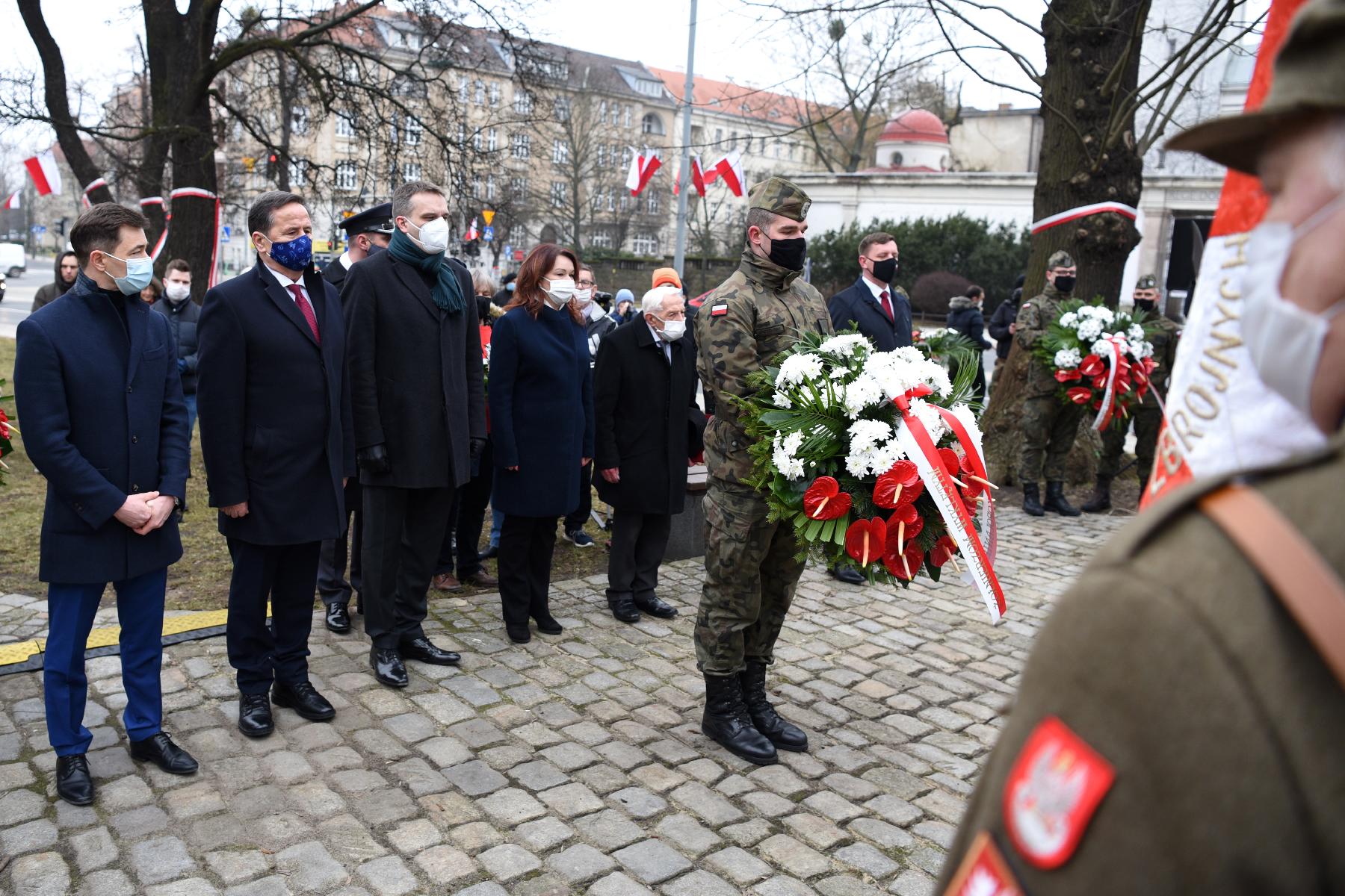 Galeria zdjęć przedstawia obchody Narodowego Dnia Pamięci "Żołnierzy Wyklętych". - grafika artykułu