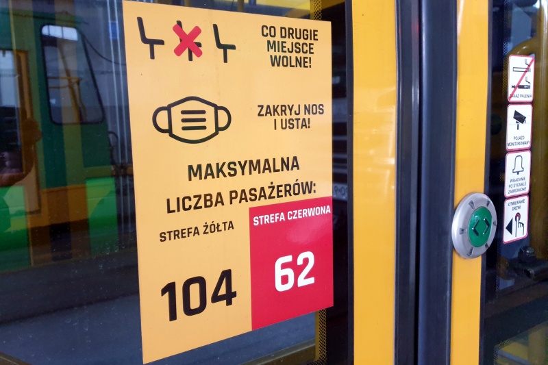 Naklejka na drzwiach pojazdu komunikacji publicznej informująca o limicie pasażerów - grafika artykułu