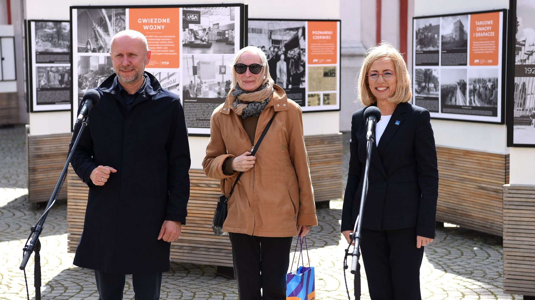 Na zdjęciu Bartosz Guss, zastępca prezydenta Poznania, Elżbieta Roeske, wiceprezes Grupy MTP oraz jedna z laureatek konkursu "Historie z iglicą w tle".