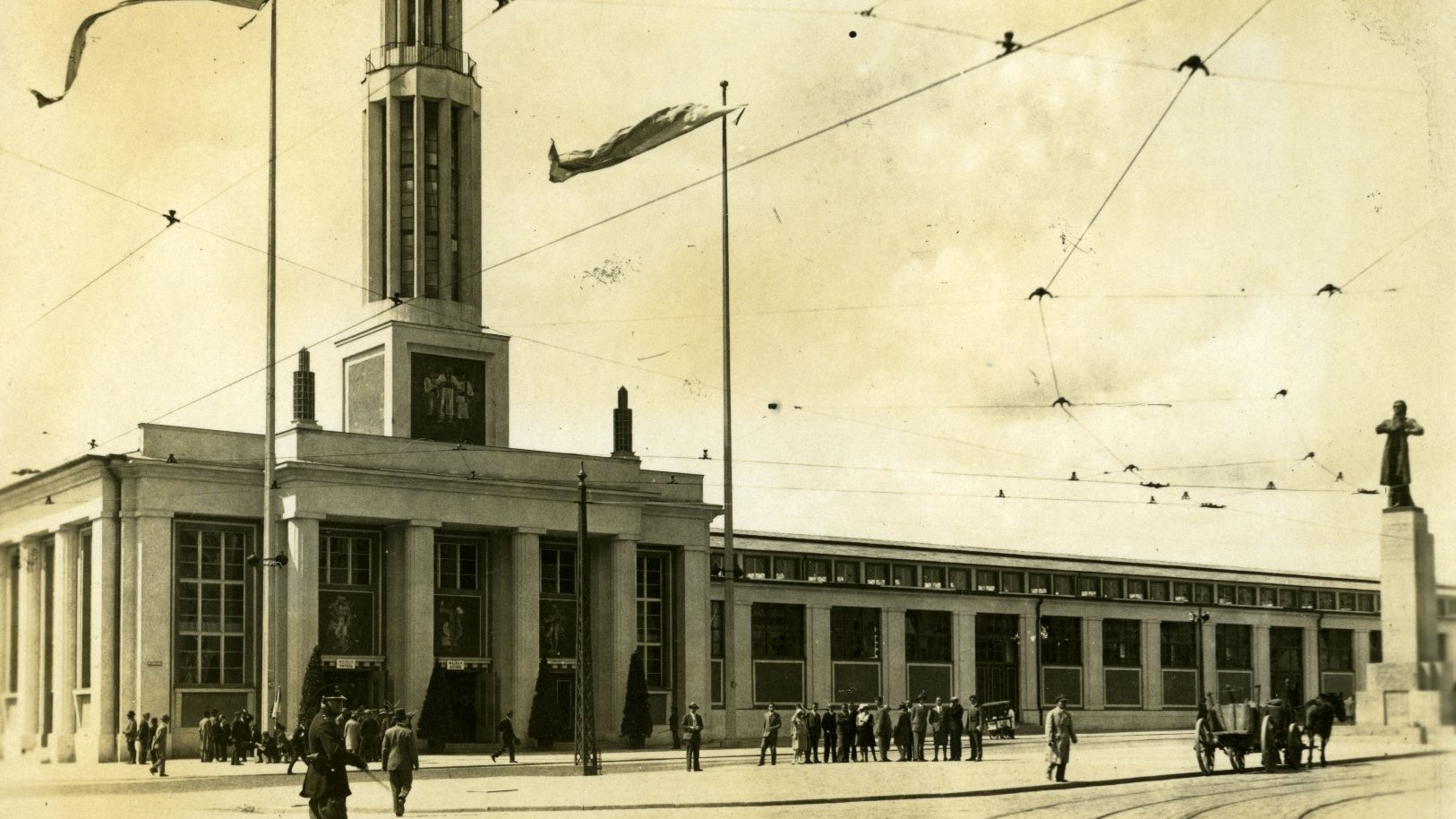 Czarno-biała fotografia przedstawiająca wejście na targi w latach 20.