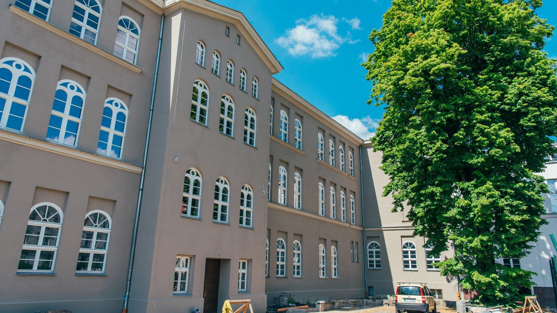 Zdjęcie przedstawia budynek szkoły.