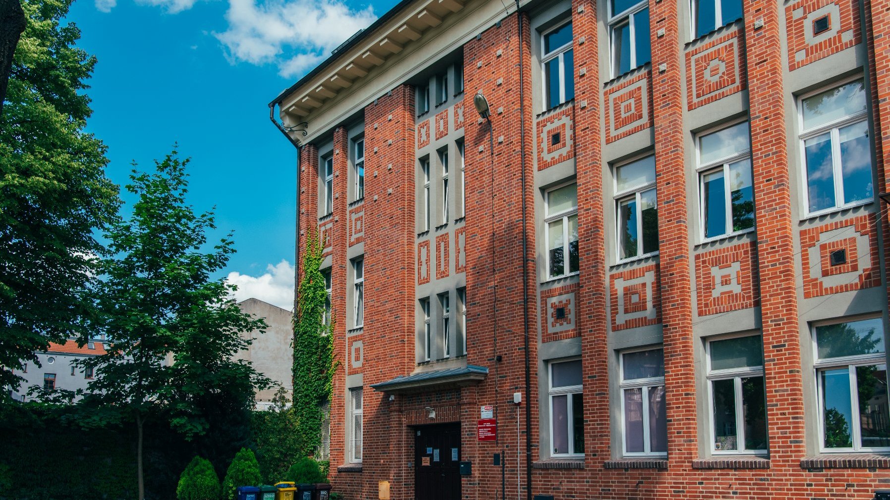 Zdjęcie przedstawia budynek szkoły.