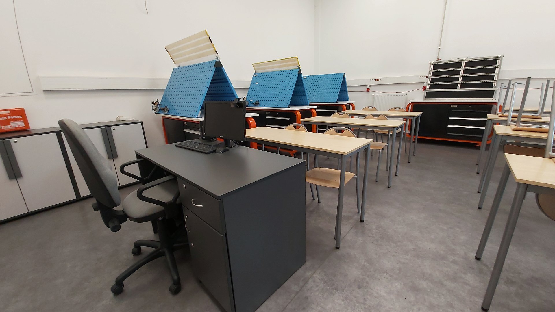 Zdjęcie przedstawia wyremontowaną salę lekcyjną. Widać na nim ławki oraz sprzęt potrzebny do zajęć.