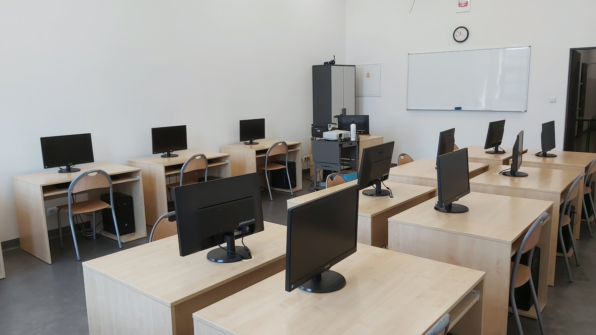 Zdjęcie przedstawia wyremontowaną salę lekcyjną. Widać na nim ławki z monitorami.