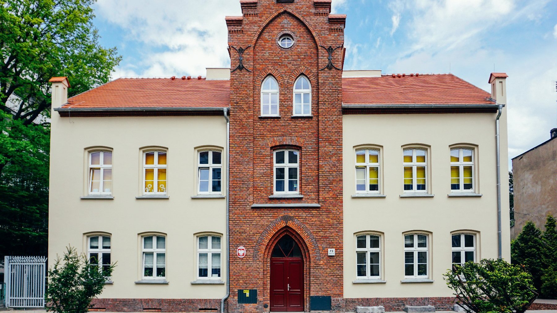 Zdjęcie przedstawia wyremontowany budynek szkoły.