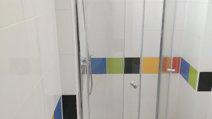 Zdjęcie przedstawia wyremontowaną łazienkę. Widać na nim prysznic.