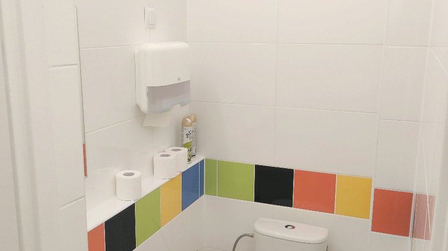 Zdjęcie przedstawia wyremontowaną łazienkę. Widać na nim ubikację.
