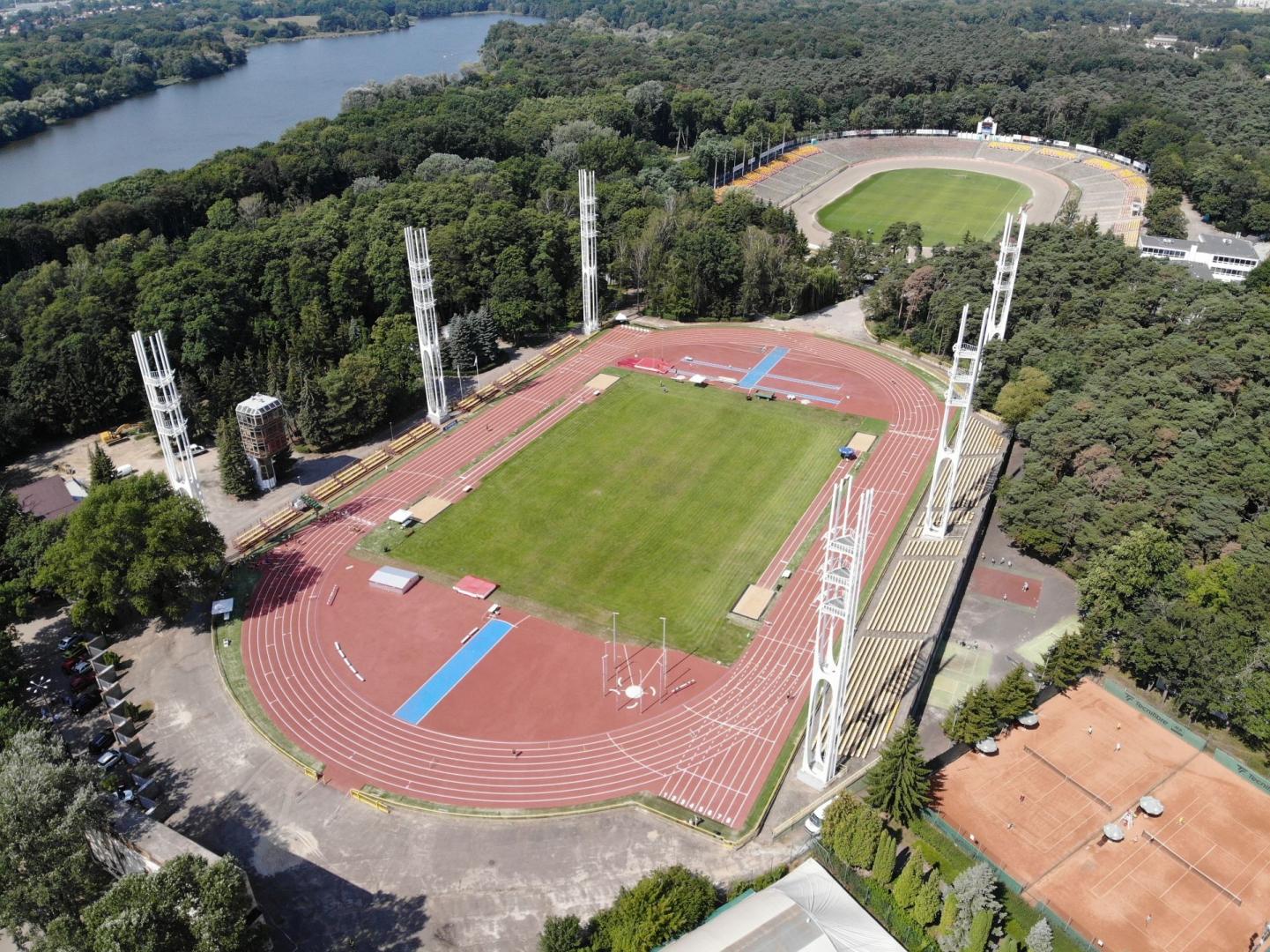 Boisko do piłki nożnej i lekkoatletyki z lotu ptaka. - grafika artykułu