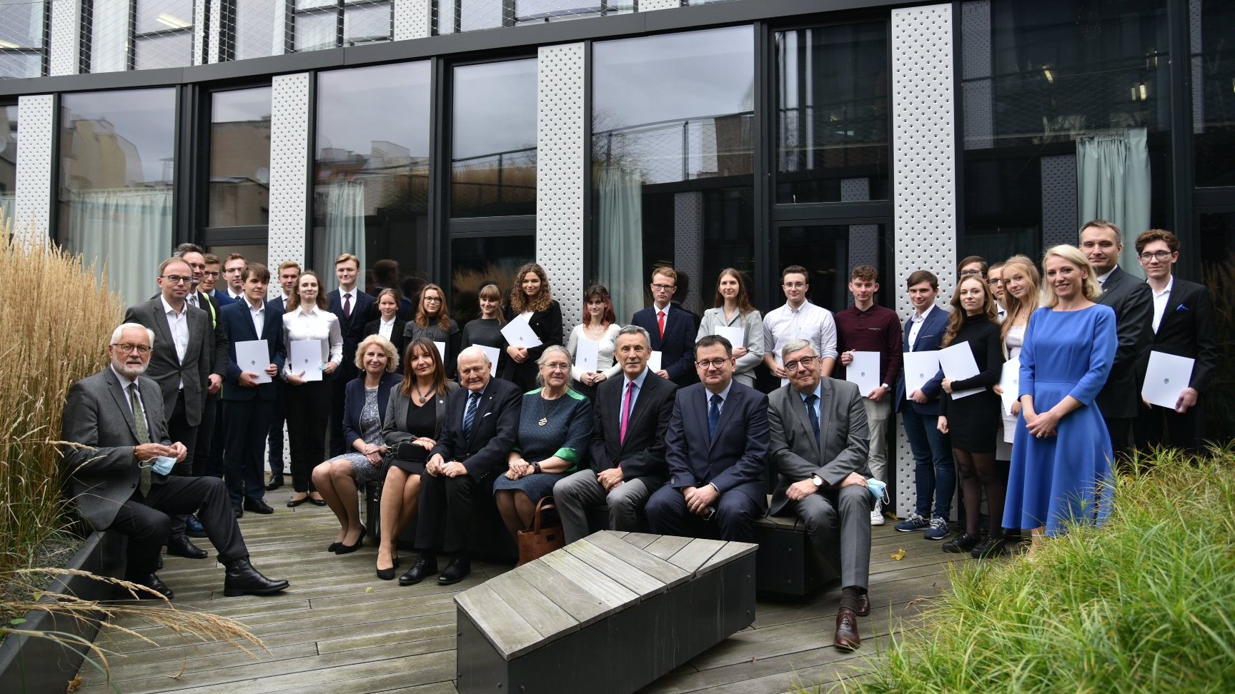 Zdjęcie grupowe laureatów i finalistów olimpiad oraz rektorów uczelni i pracowników urzędu miasta.