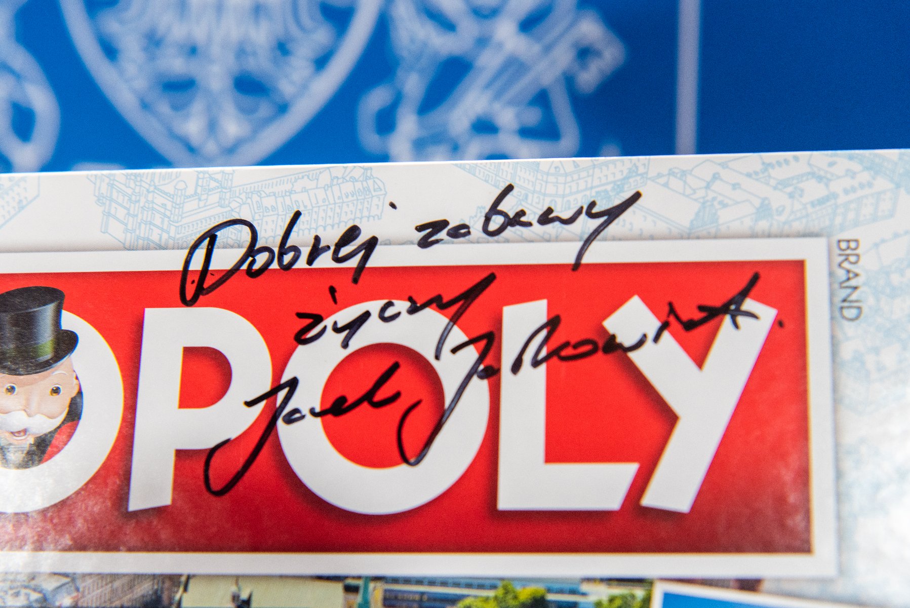 Galeria zdjęć przedstawia przedmioty przekazane przez prezydenta Poznania na aukcje WOŚP, w tym m.in. bluzy z koziołkami, poznańską edycję gry Monopoly czy komiks Kajko i Kokosz. - grafika artykułu