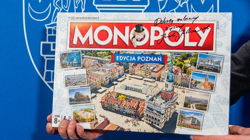 Galeria zdjęć przedstawia przedmioty przekazane przez prezydenta Poznania na aukcje WOŚP, w tym m.in. bluzy z koziołkami, poznańską edycję gry Monopoly czy komiks Kajko i Kokosz.