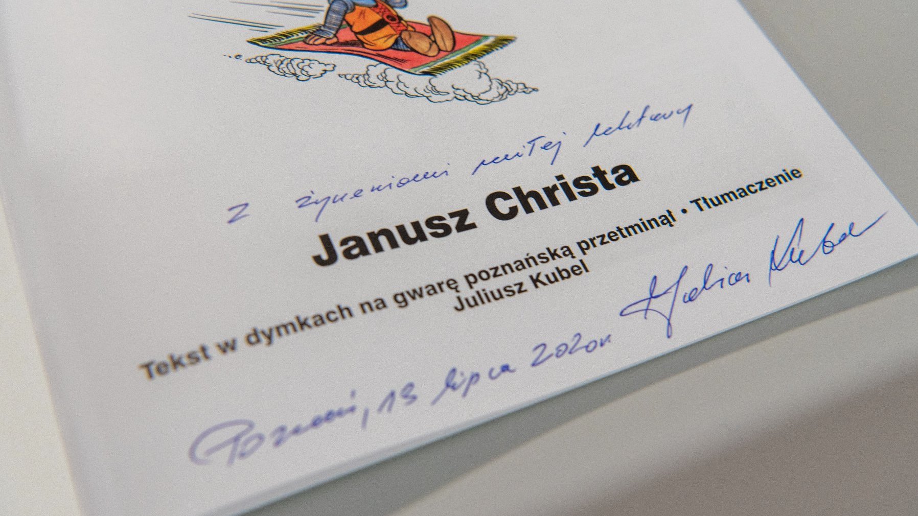 Galeria zdjęć przedstawia przedmioty przekazane przez prezydenta Poznania na aukcje WOŚP, w tym m.in. bluzy z koziołkami, poznańską edycję gry Monopoly czy komiks Kajko i Kokosz.