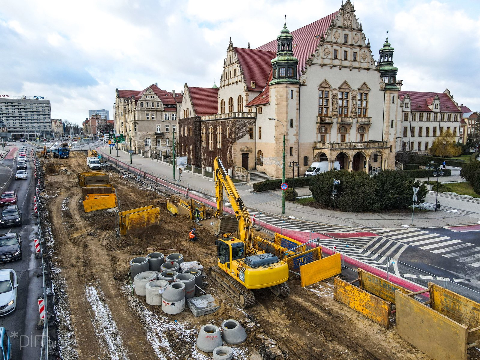 Na zdjęciu przebudowa ulicy Święty Marcin, w centrum zdjęcia CK Zamek - grafika artykułu