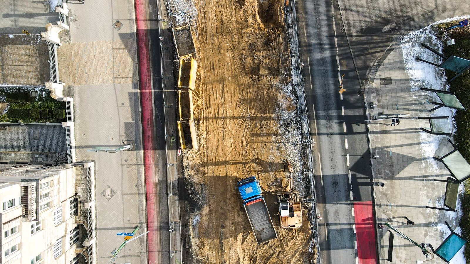 Na zdjęciu przebudowa ulicy Święty Marcin, widok z lotu ptaka, w centrum ulica, po jej bokach chodnik